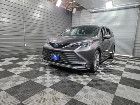 Green 2021 Toyota Sienna Platinum for sale in Sykesville, MD