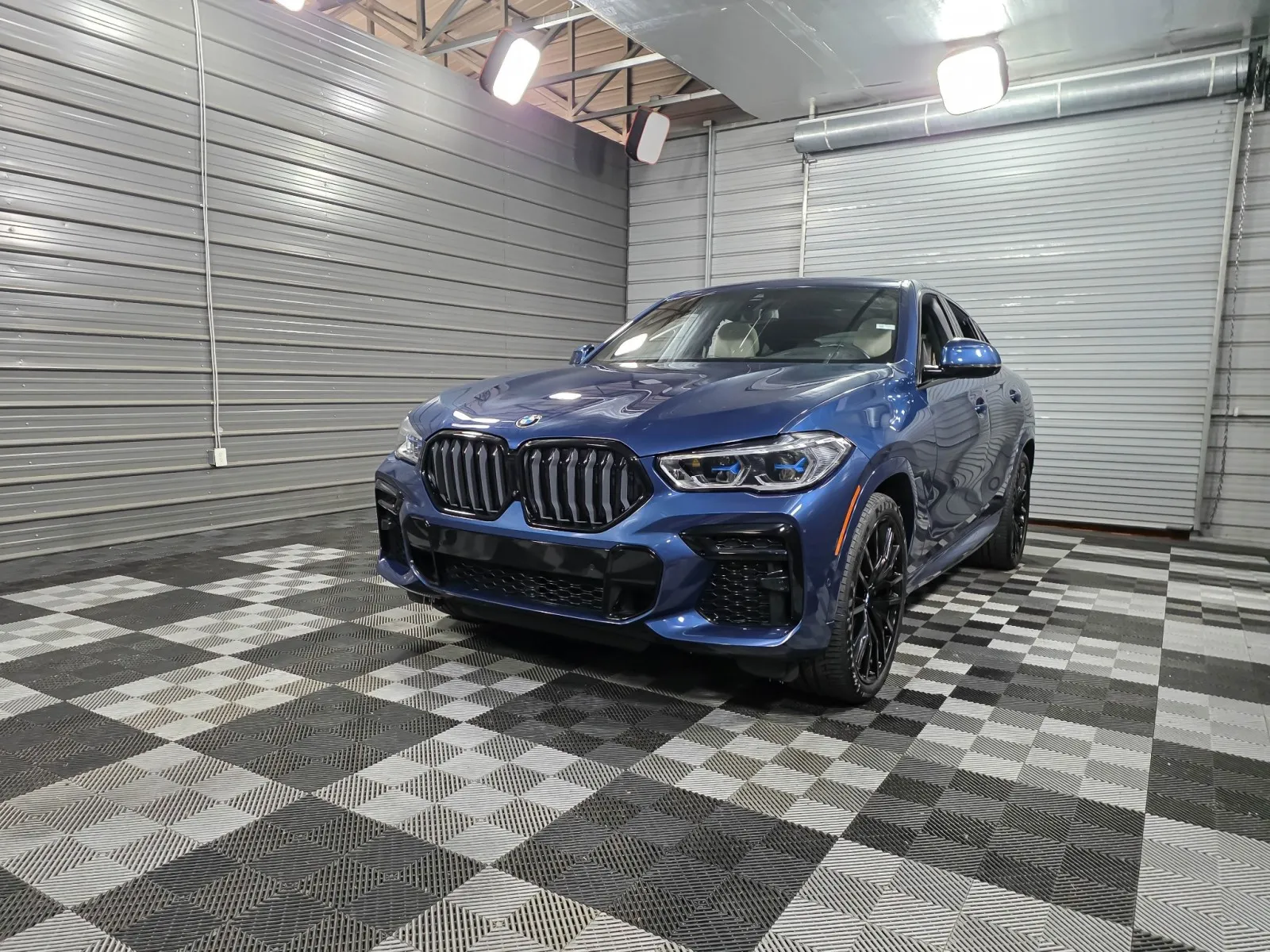 2023 BMW X6 40i's photo