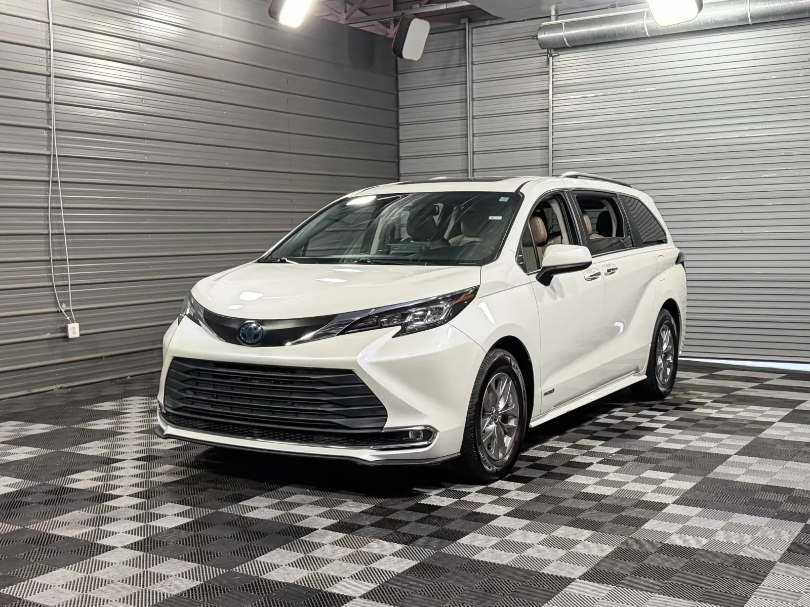 Green 2021 Toyota Sienna XLE for sale in Sykesville, MD