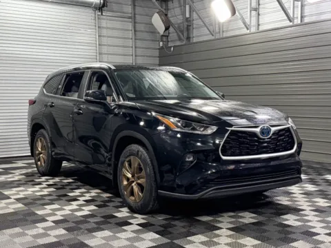 Another view of 2023 Toyota Highlander Hybrid Bronze Edition for sale in Sykesville, MD at Trust Auto