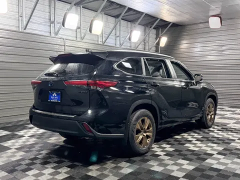More photos of 2023 Toyota Highlander Hybrid Bronze Edition at Trust Auto, MD