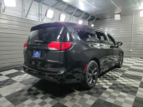 More photos of 2020 Chrysler Pacifica Touring at Trust Auto, MD