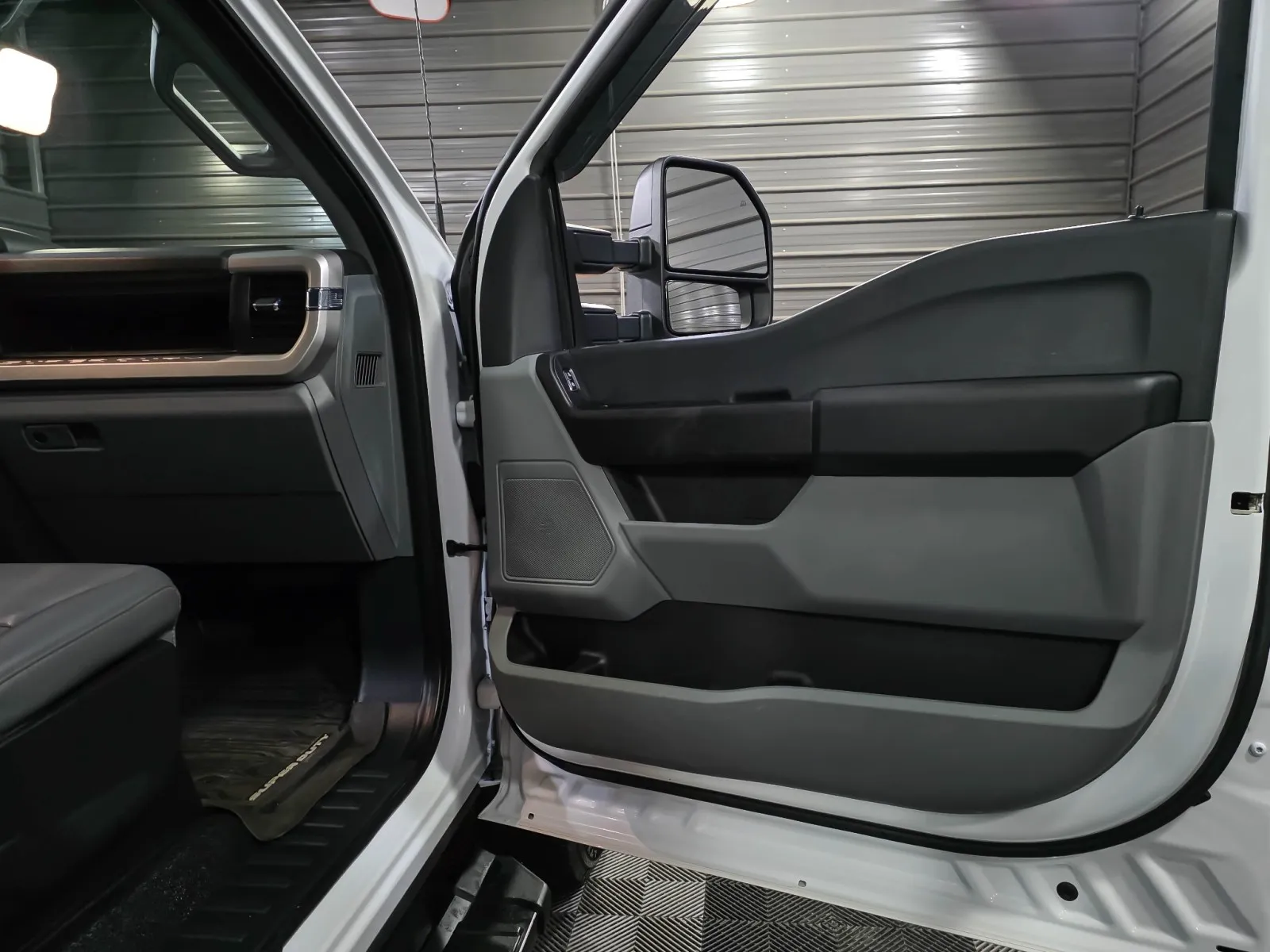 2023 Ford F-350 Super Duty Chassis Cab XL - Photo 32