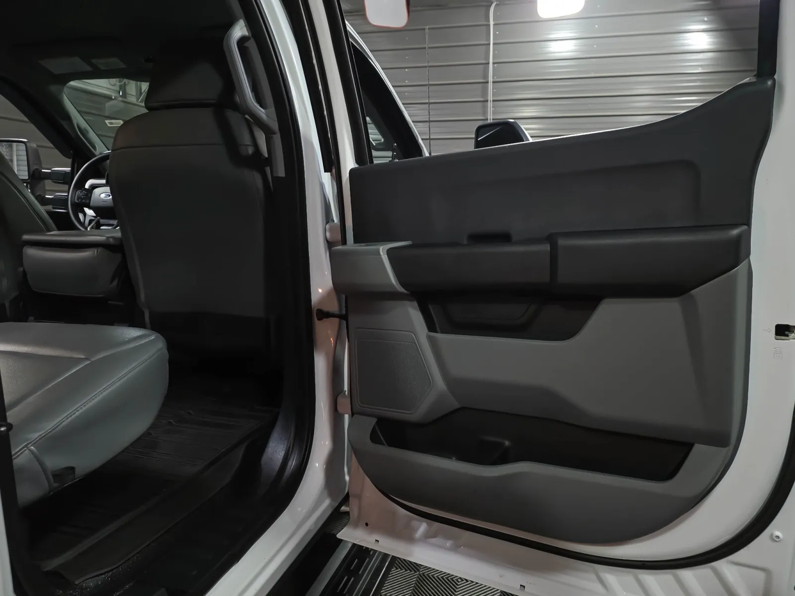 2023 Ford F-350 Super Duty Chassis Cab XL - Photo 33