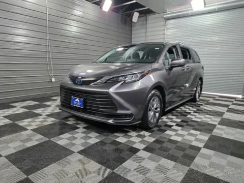 Gray 2023 Toyota Sienna LE for sale in Sykesville, MD