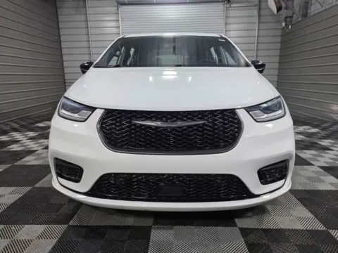 Photos of 2024 Chrysler Pacifica Hybrid Select for sale in Sykesville, MD at Trust Auto