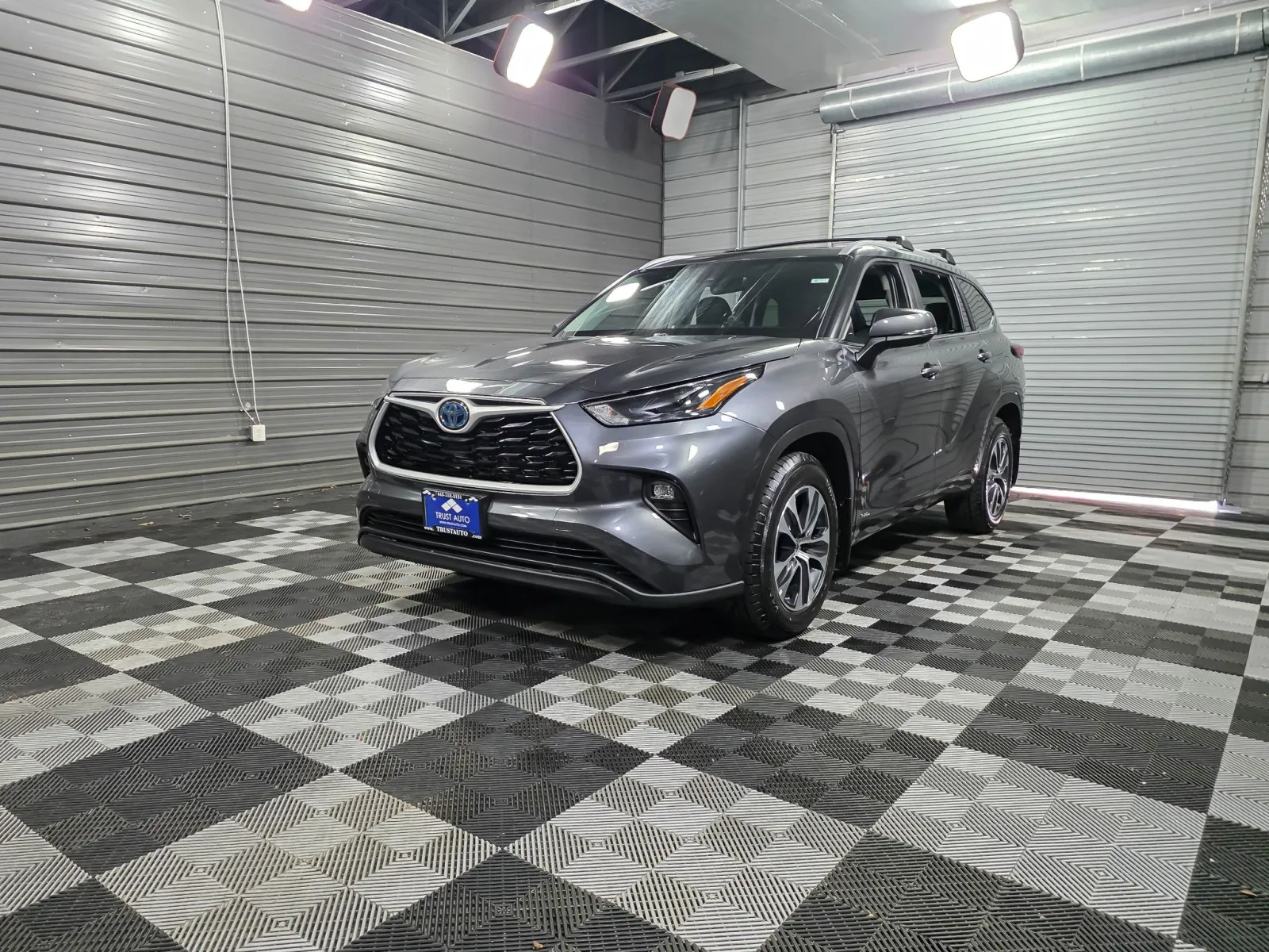 Gray 2023 Toyota Highlander Hybrid Platinum for sale in Sykesville, MD