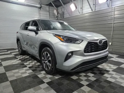Another view of 2022 Toyota Highlander XLE for sale in Sykesville, MD at Trust Auto