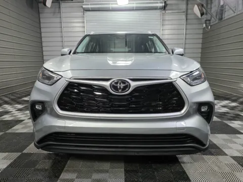 Photos of 2022 Toyota Highlander XLE for sale in Sykesville, MD at Trust Auto