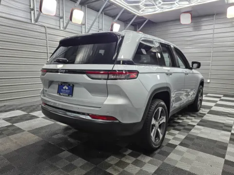 More photos of 2022 Jeep Grand Cherokee 4xe 4WD Plug-In Hybrid-Electric SUV w/Luxury Tech II Group at Trust Auto, MD