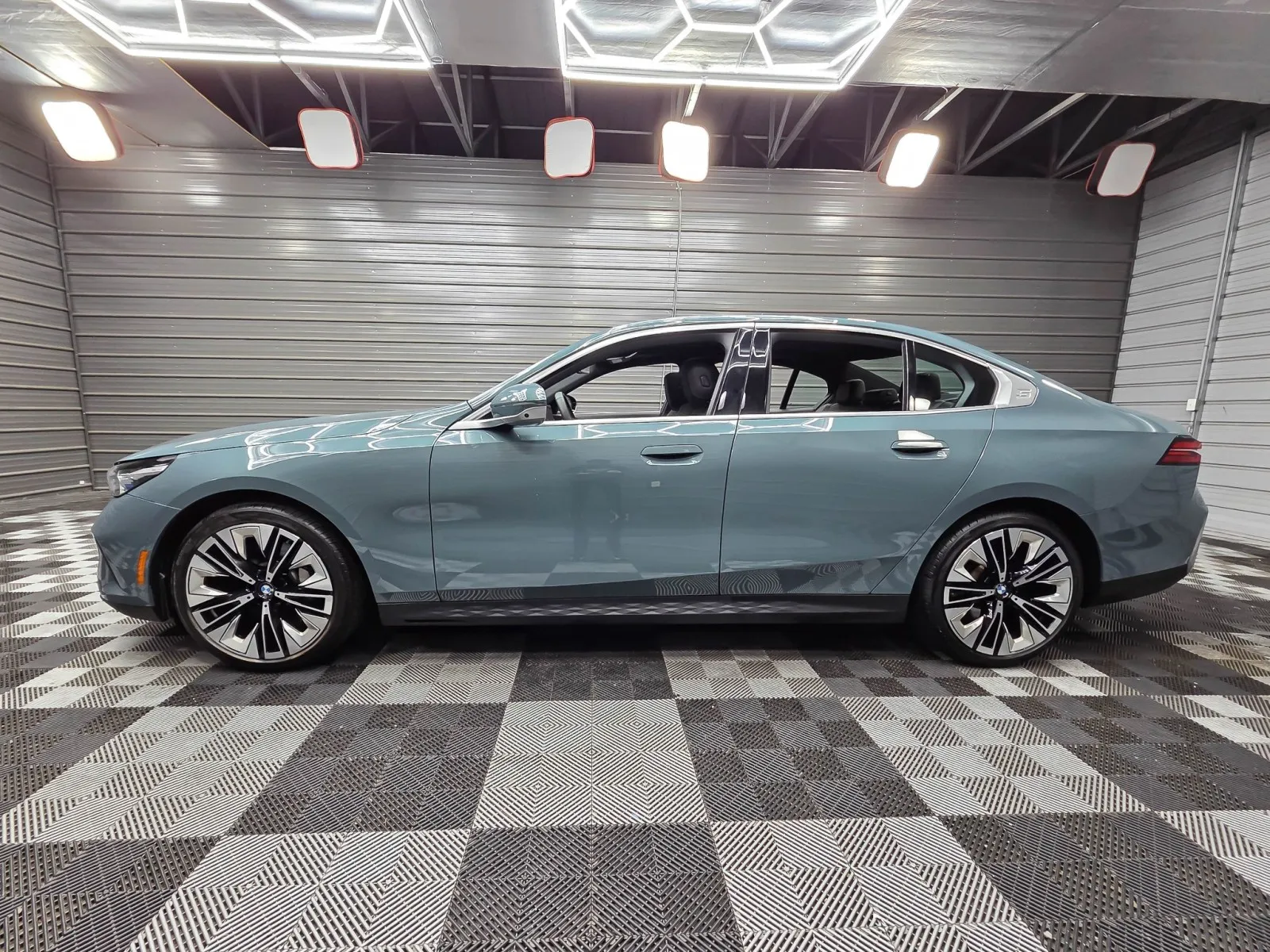 2025 BMW 5 Series 530i - Photo 8