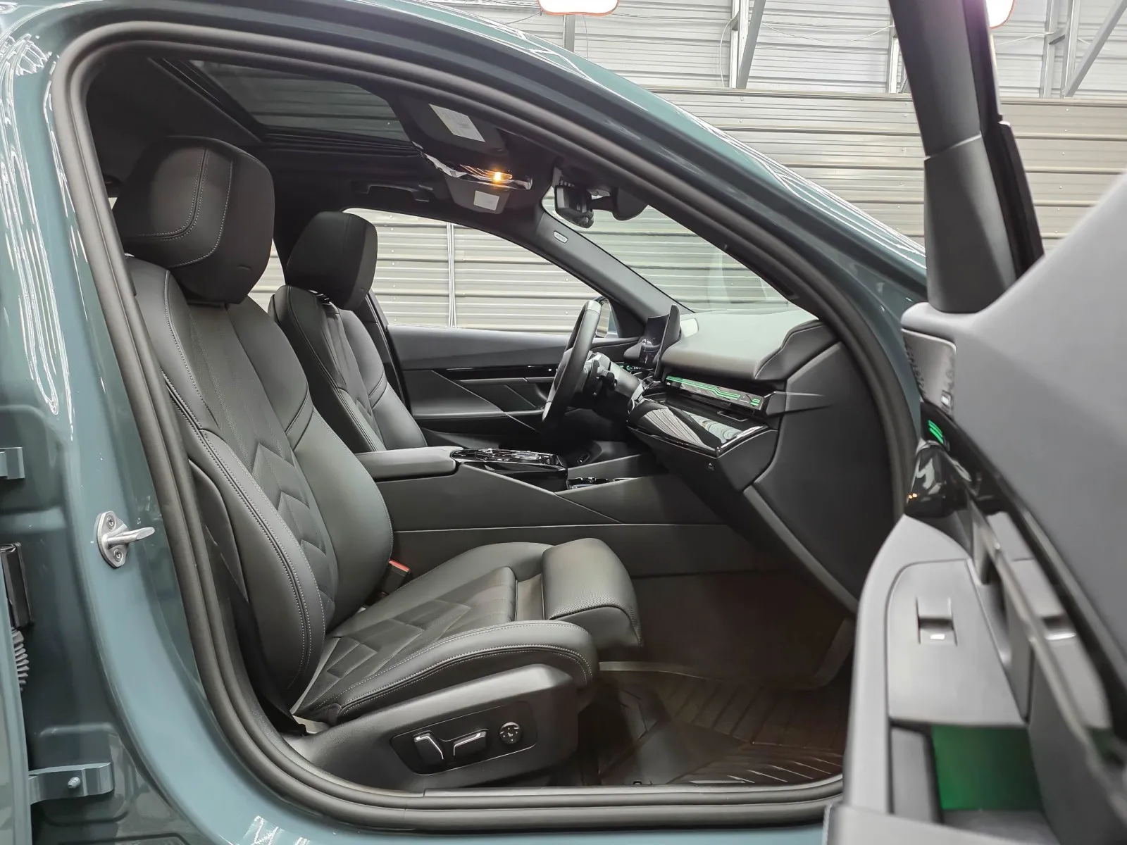 2025 BMW 5 Series 530i - Photo 14