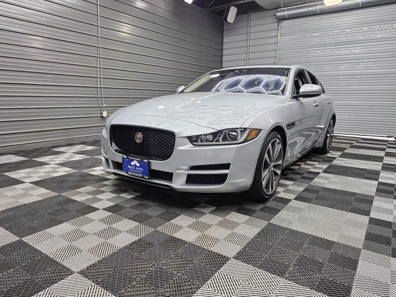 2017 Jaguar XE 25t Prestige's photo