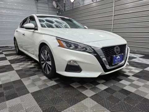 More photos of 2022 Nissan Altima 2.5 SV Sedan w/Premium Pkg at Trust Auto, MD