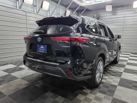 More photos of 2023 Toyota Highlander Hybrid Limited at Trust Auto, MD