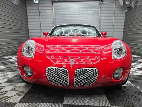 Photos of 2006 Pontiac Solstice for sale in Sykesville, MD at Trust Auto