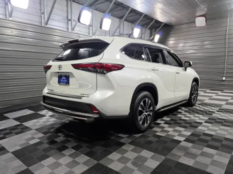 More photos of 2020 Toyota Highlander XLE AWD 8-Passenger SUV at Trust Auto, MD