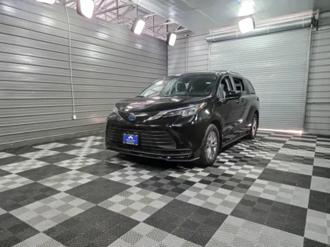 Green 2022 Toyota Sienna LE for sale in Sykesville, MD