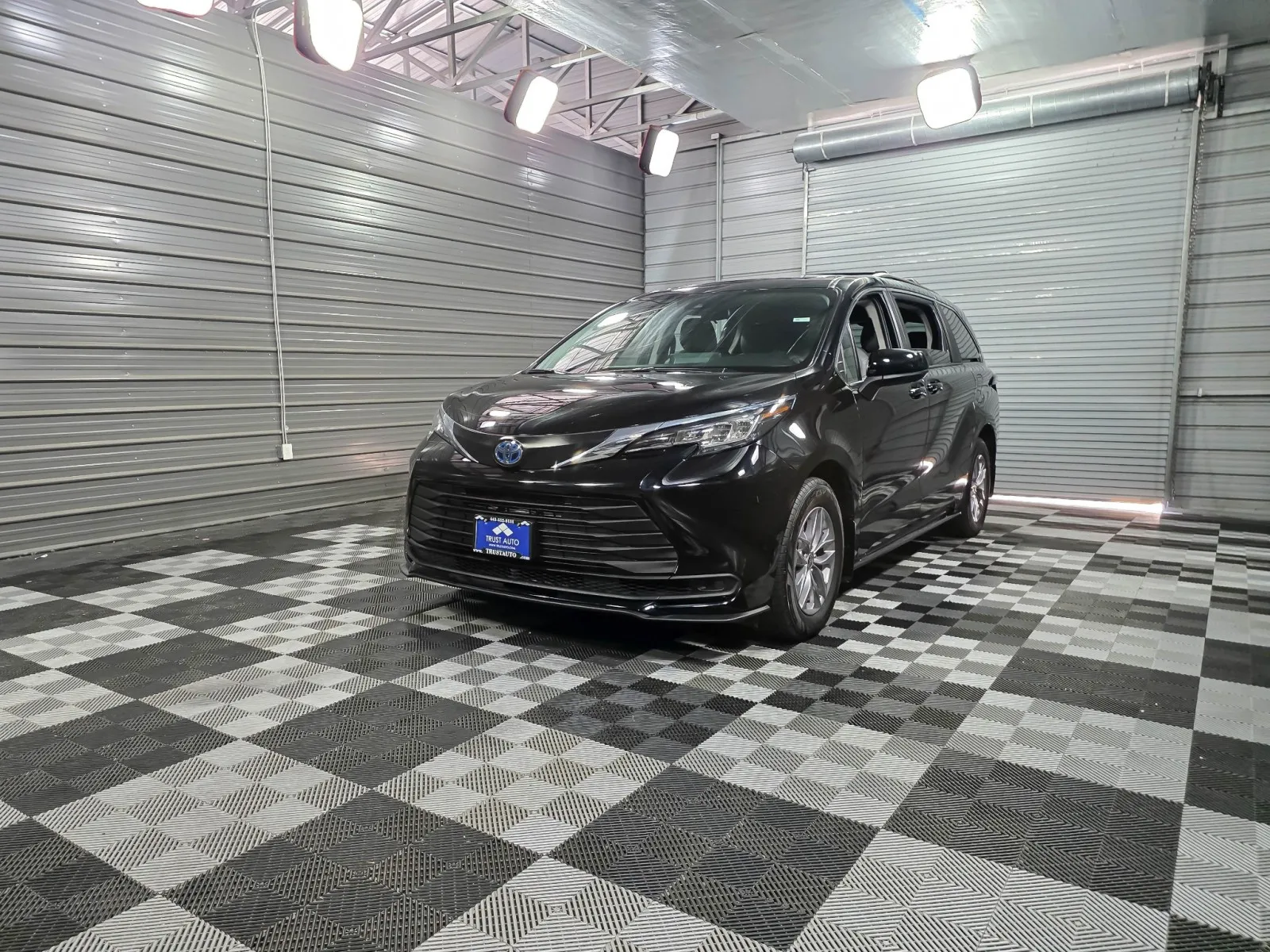 Green 2022 Toyota Sienna LE for sale in Sykesville, MD
