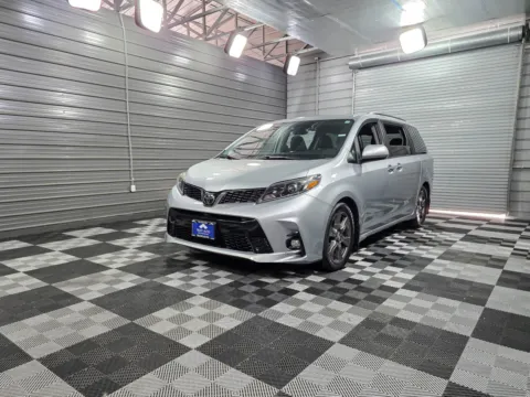 Red 2019 Toyota Sienna SE for sale in Sykesville, MD