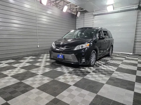 Black 2018 Toyota Sienna XLE Premium 8-Passenger Minivan/Van for sale in Sykesville, MD