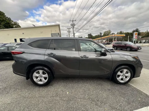 Photos of 2023 Toyota Highlander LE for sale in Great Neck, NY at Prestige Motors