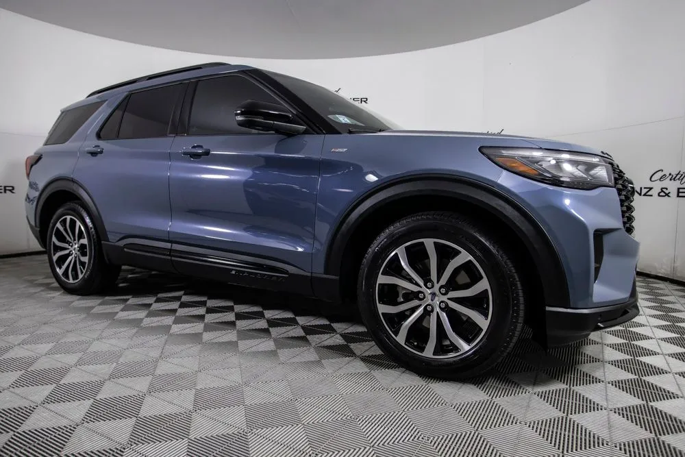 2025 Ford Explorer ST-LINE's photo