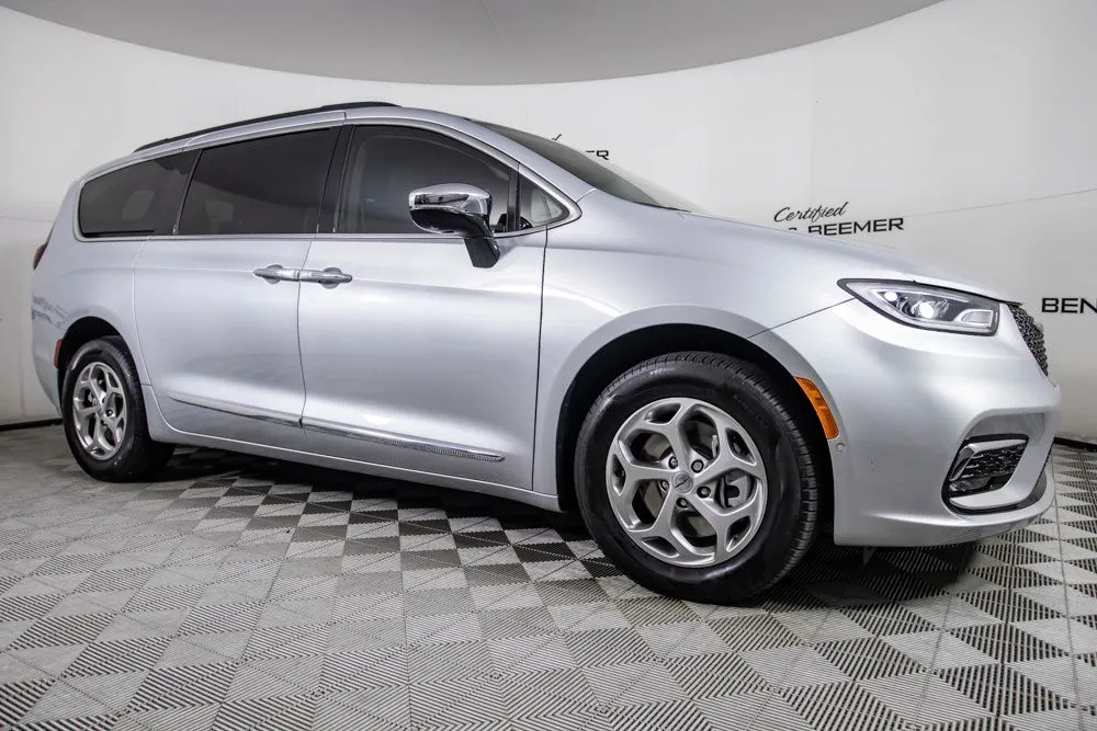 2023 Chrysler Pacifica Limited's photo