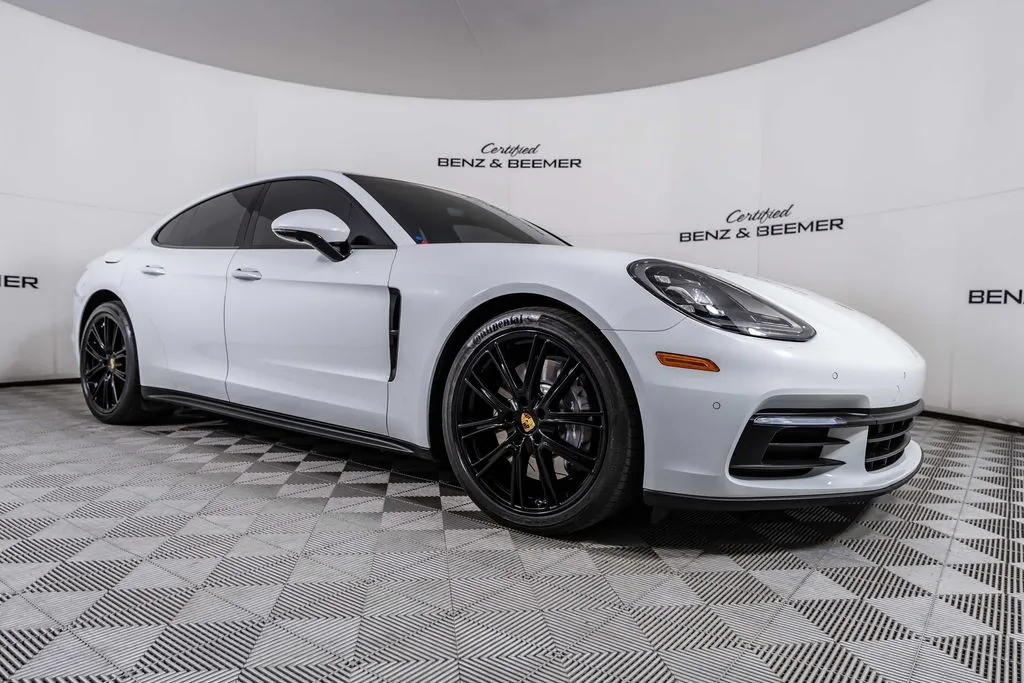 2020 Porsche Panamera Base's photo