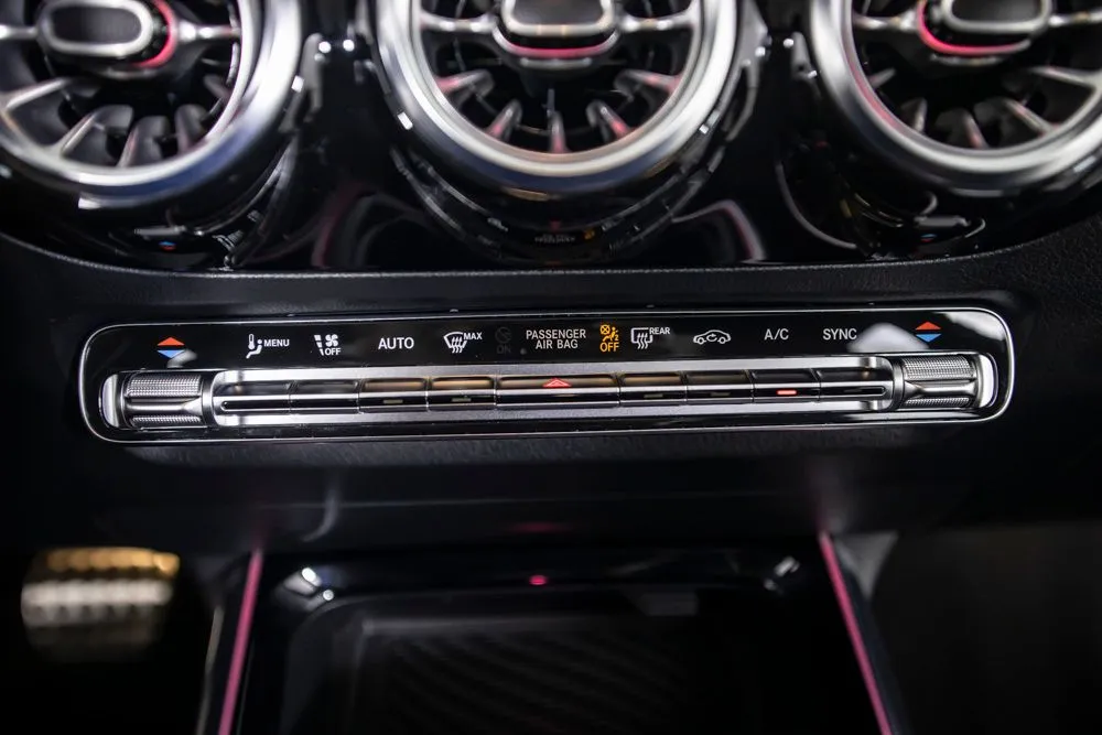 Mercedes-Benz GLA photo 32