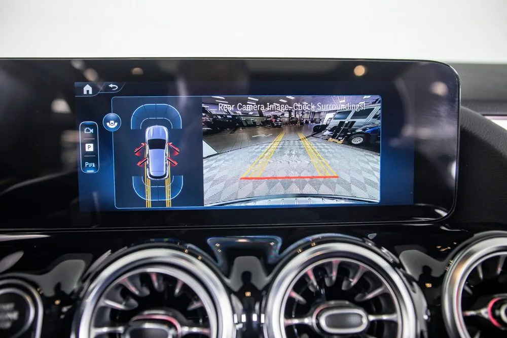 Mercedes-Benz GLA photo 29
