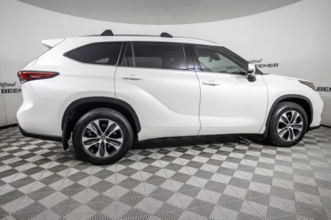 More photos of 2021 Toyota Highlander XLE at Certified Benz & Beemer, AZ