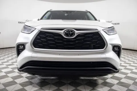 More photos of 2021 Toyota Highlander XLE at Certified Benz & Beemer, AZ