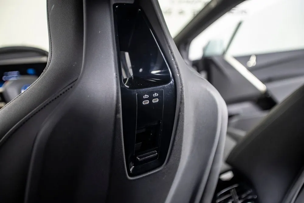 BMW iX photo 23