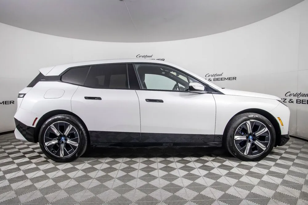 BMW iX photo 3