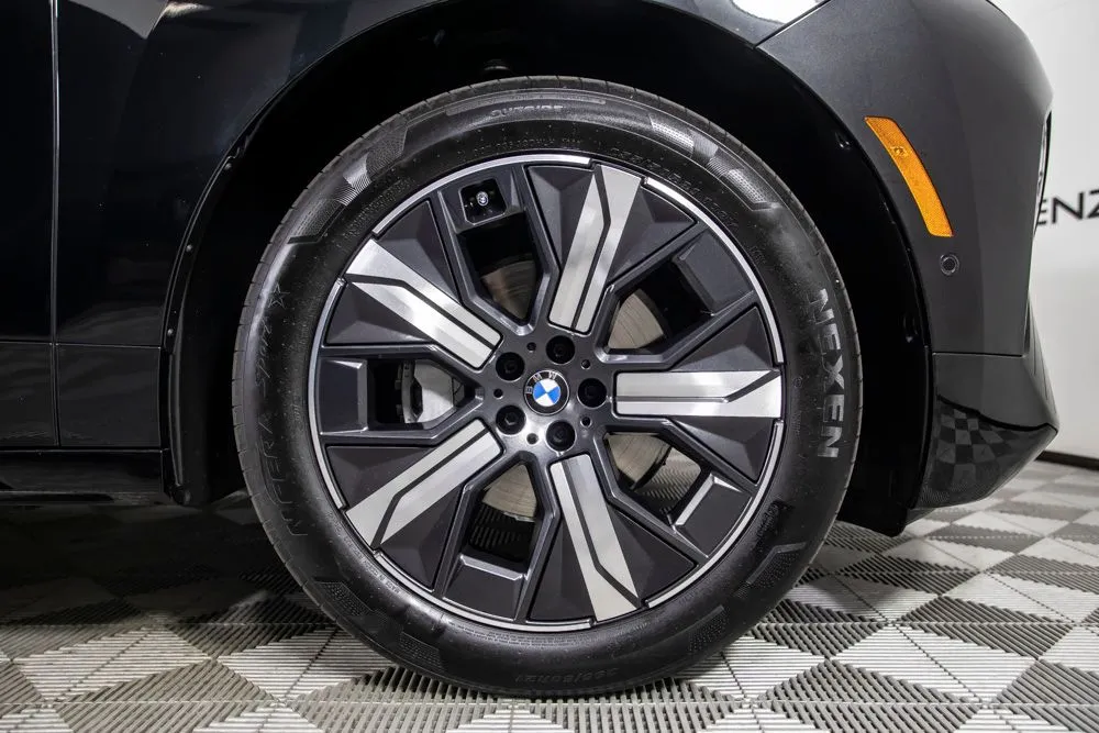 BMW iX photo 39