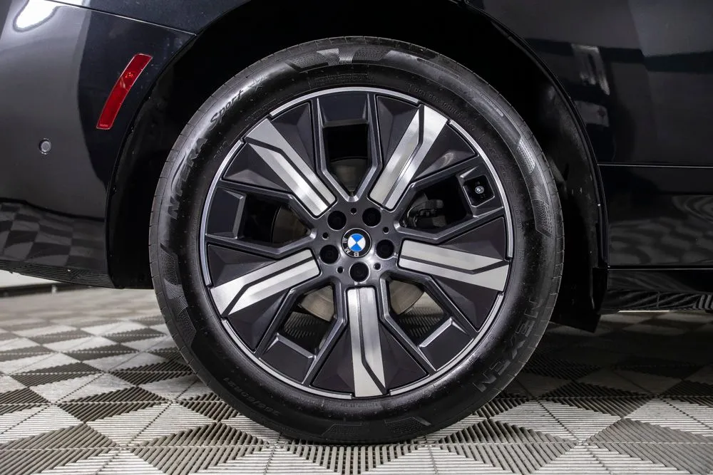 BMW iX photo 40