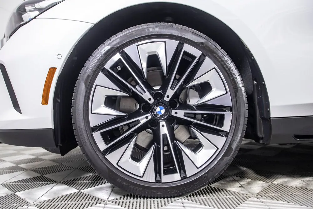 BMW 5 Series photo 39
