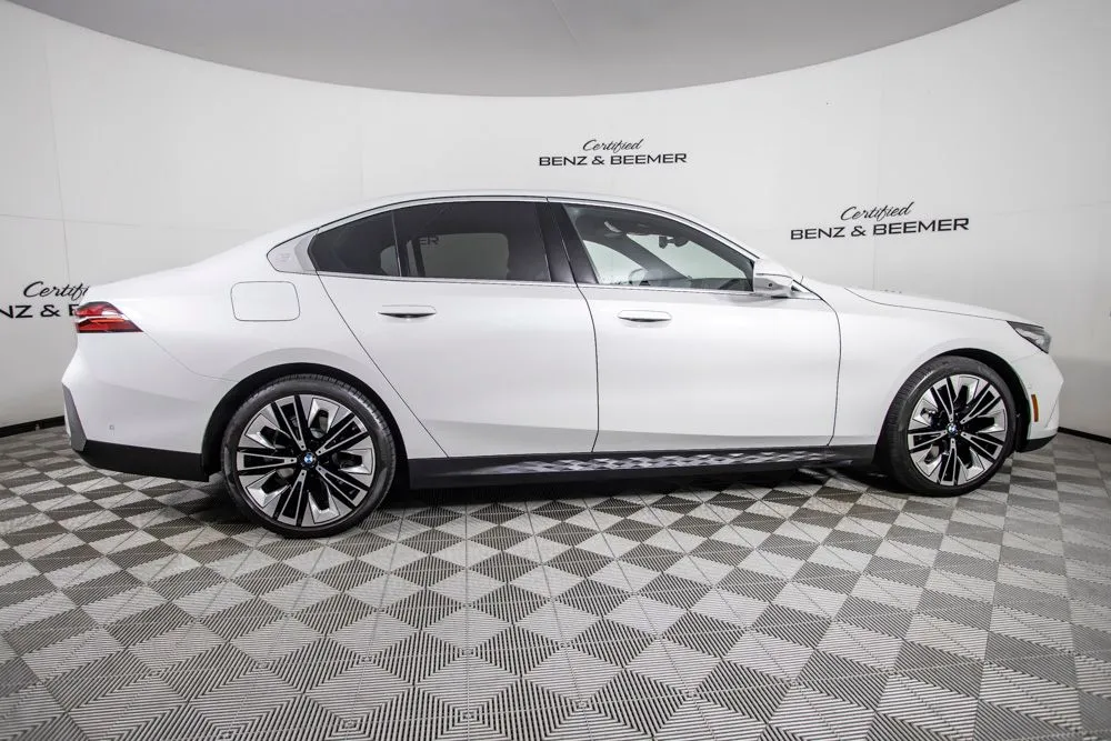 BMW 5 Series photo 4
