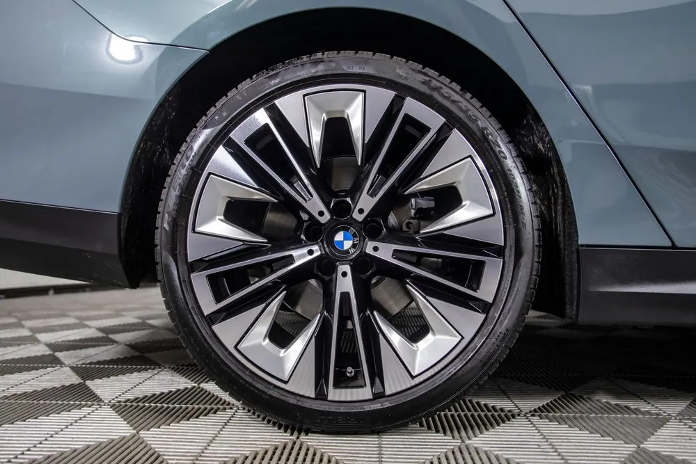 BMW 5 Series photo 39