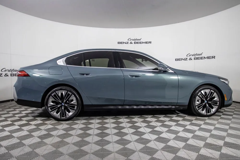 BMW 5 Series photo 4