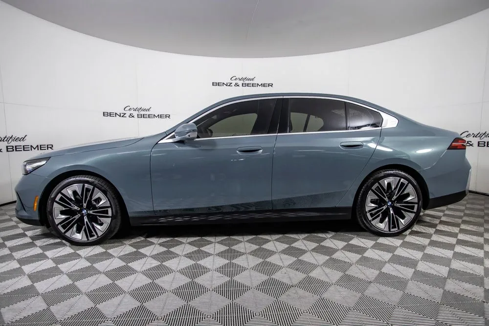 BMW 5 Series photo 10