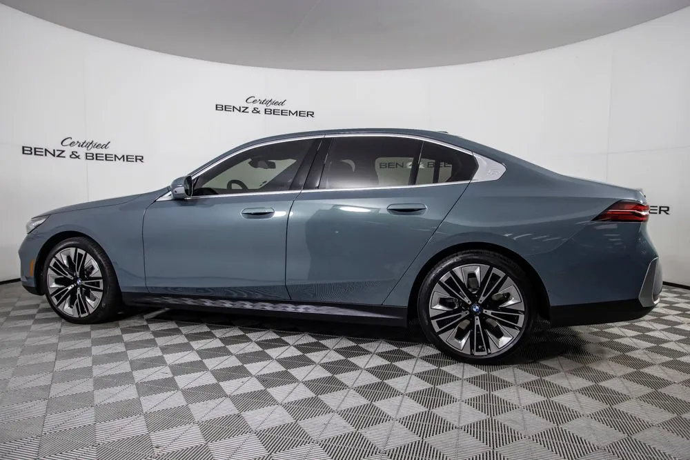 BMW 5 Series photo 11
