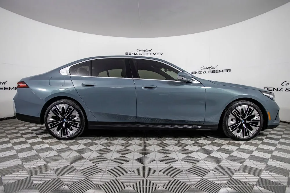 BMW 5 Series photo 3