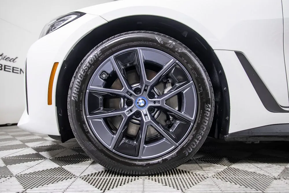 BMW i4 photo 40
