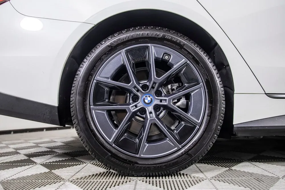 BMW i4 photo 38
