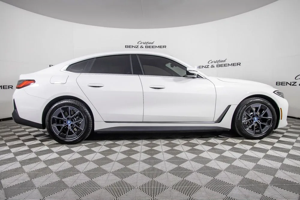 BMW i4 photo 11