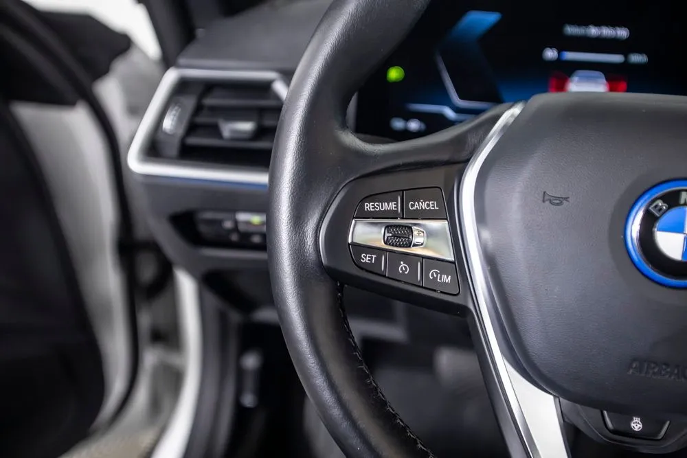 BMW i4 photo 35