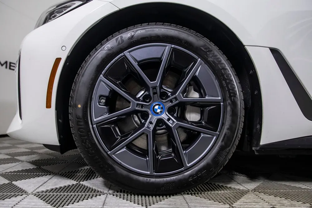 BMW i4 photo 35