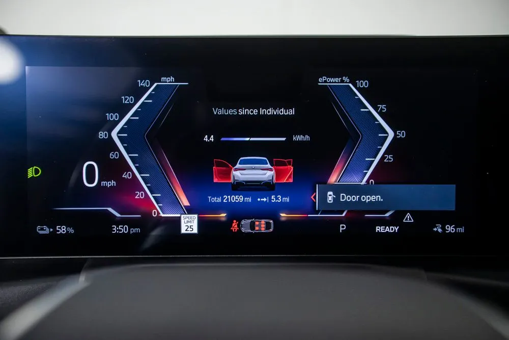 BMW i4 photo 25